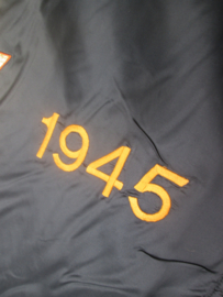 Belgische oudstrijders verenigings vlag van Anderlecht zeer goede staat compleet met metalen leeuw en bamboevlaggenstok.