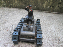 TIN toy, German tank GAMA with original gama key and tankcommander. Duitse blikken speelgoed tank merk GAMA, met originele opwindsleutel,omstreeks 1935, werkend goede staat. compleet met LINEOL tank commandant
