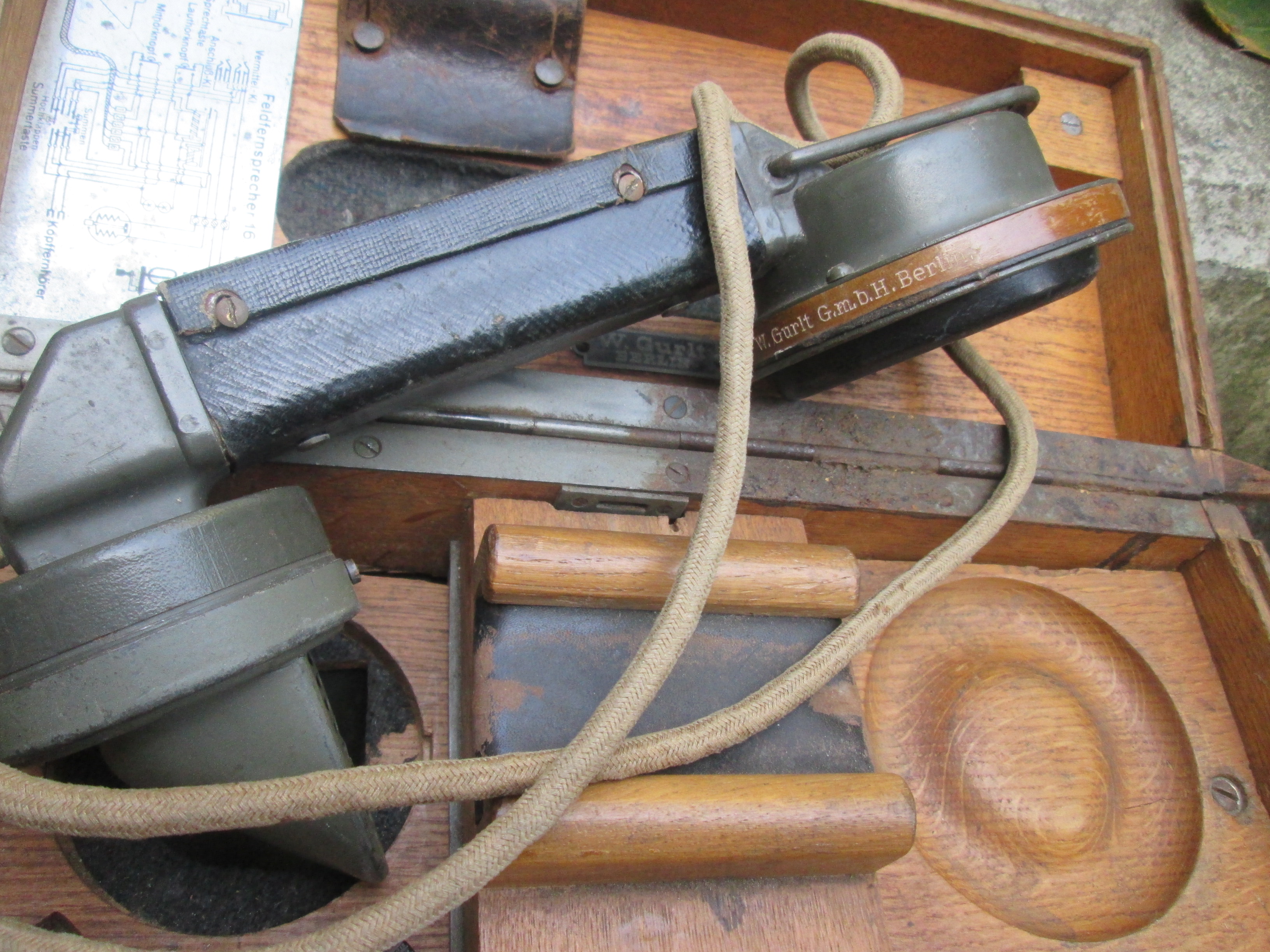 German field telephone Type B 1916. Duitse veldtelefoon in houten kist type B het grote model geheel compleet, mooi gemarkeerd Feldfernsprecher 16, Nederlands leger heeft deze na 1918 ook gebruikt. leuk collectors item.
