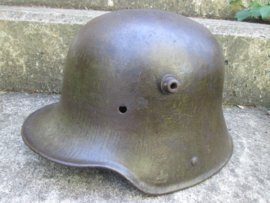 German helmet M16 small size 62. number 5 painted on back of the helmet for indentification rare piece. Duitse helm met 5 achterop, origineel werd gedaan ter indentificatie 5e leger Divisie. TOP stuk