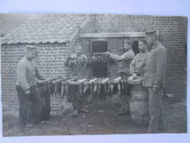 Foto Duitse soldaten met gerookte vis achter de frontlinie WO1.