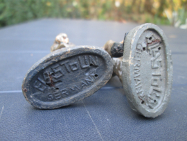 ELASTOLIN 2 Belgium soldiers very rare. 2 Belgische soldaten die een machinegeweer karretje kunnen voorttrekken zeer bijzonder zeldzame figuren, zeer goede staat.
