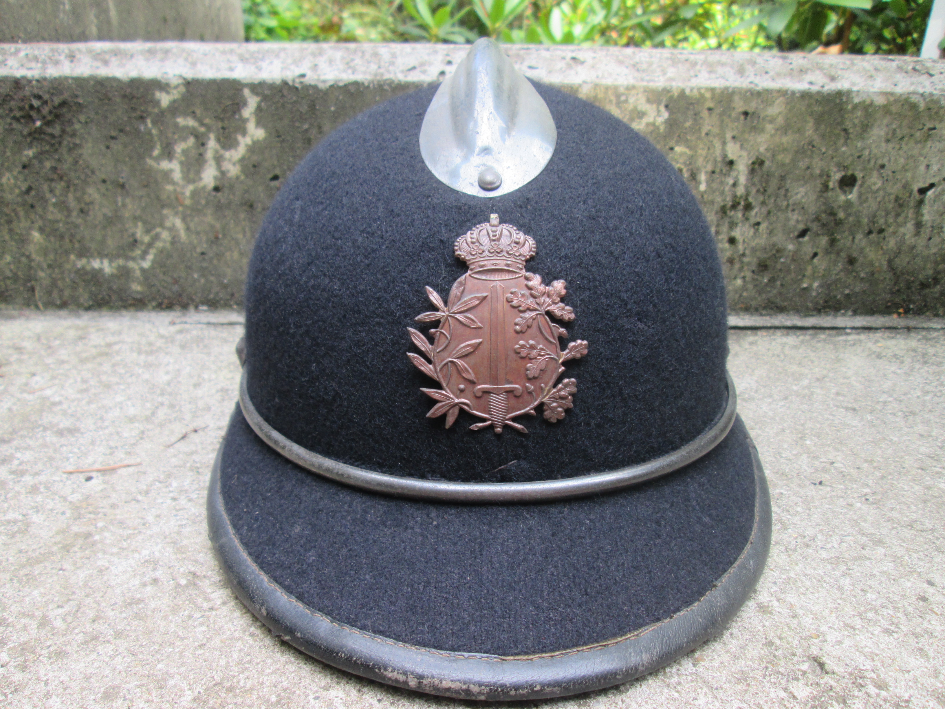 Belgium helmet from the city police. Belgische politie helm casque adrianne model met gemeente politie embleem zeer nette staat jaren 60, decoratieve helm.