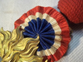 French cap badge shako Mdl. 1886-1918, infantry officer. Frans embleem voor de sjako Mdl. 1886-1918 officier geborduurde cocarde,  met maker