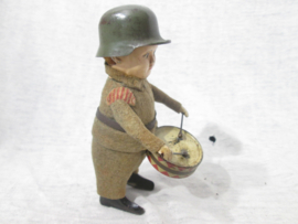 German toy soldier with helmet, not working. Duits speelgoed soldaatje Schuco, niet werkend, met Duitse helm en trommel.