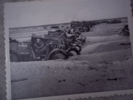 Foto reportage 8 stuks over Duinkerken 1940 in een mapje wat je tijdens de oorlog kon kopen.