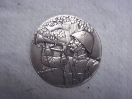 Dutch badge plaque.Nederlandse penning zilverkleurig Grenadier met bazuin, mooie afbeelding.