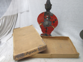 Iron shooting targer 1927. Metalen schietschijf in de vorm van een clown uit de jaren 20 (1927), in de originele doos van de Diana Luftgewehr Scheibe. zeldzaam stuk. schietschijven van metaal zijn ziezo moeilijk te vinden.