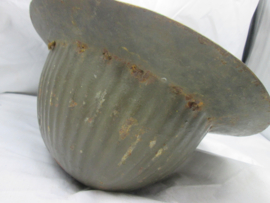 Portugese helmet 1916, very rare, brodie model also worn by British officers because of the weight. Portugese helm met binnenwerk, welke meestal weg is zeer zeer zeldzaam stuk mooi originele kleur met embleem TOP stuk.gedragen staat.
