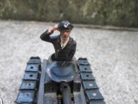 TIN toy, German tank GAMA with original gama key and tankcommander. Duitse blikken speelgoed tank merk GAMA, met originele opwindsleutel,omstreeks 1935, werkend goede staat. compleet met LINEOL tank commandant