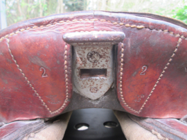 Duits paardenzadel, compleet met singel, stijgbeugel en alle stelriemen, mooi gemarkeerd maat 2 zadel - 1942- met Waffenambt stempel zeer goede complete staat Armee sattel M-25.  zo compleet zelden gezien TOP-stuk.