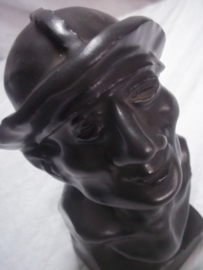 Zwaar stenen beeldje van een mijnwerker, die nog de oude lederen helm draagt ongeveer 15 cm. zeer decoratief. Statue of a Belgium miner wearing the old type leather helmet. rare statue.