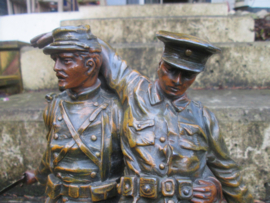 Statue of two soldiers ALLIANCE a French soldier is carrying a British wounded soldier. Gebronsd beeld Engelse en Franse soldaat die elkaar helpen. gesigneerd RUFFONY. hoogte 27 cm. zeer bijzondere voorstelling.