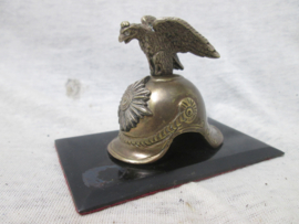 Bronse helmet with silver badge and eagle Garde du Corps. Miniatuur bronzen helm met zilverkleurig embleem en adelaar bijzonder stuk Garde du Corps helm als press-papier.