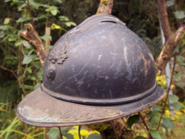 French helmet with Infantry badge and remembrance badge. Soldat de la Grande Guerre 1914-1918. Franse helm model 1915 met 1e model infanterie embleem en herinneringsplaat aan de grote oorlog.