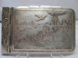 French card box, agenda, with a military scene. Frans metalen agenda, visitekaartjes houder met gegraveerde militaire afbeelding uit de 1e WO. zeer gedetailleerd.