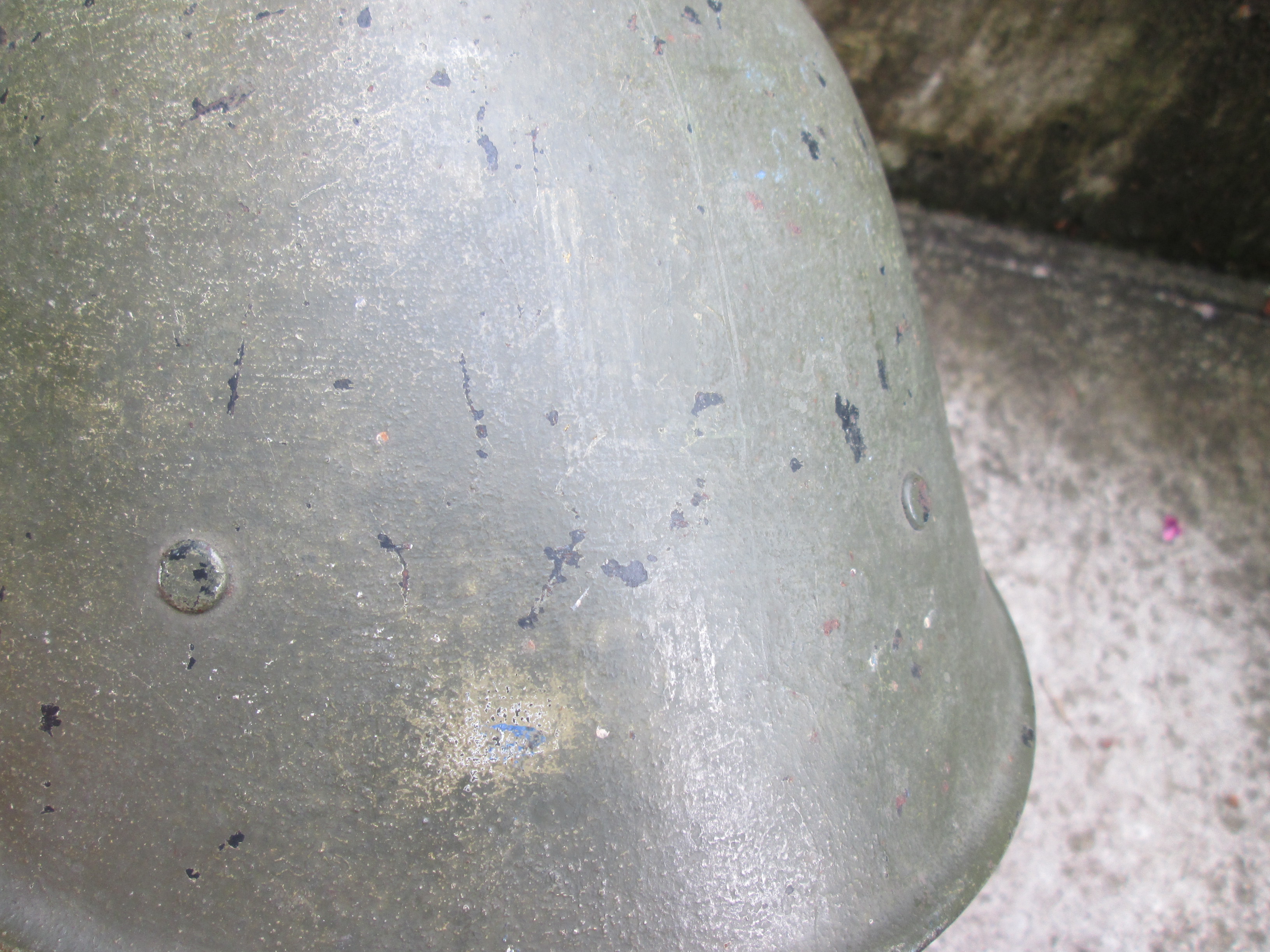 Dutch civil defense helmet. Nederlandse helm met nog moeilijk te lezen het logo van de LBD en BLOKHOOFD Luchtbeschermingsdienst. lichtjes onder de verf nog te lezen.