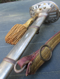 Austrian officers sword with very nice and rare etching. Oostenrijks Dragonder officiers sabel met zeer mooie en zeldzame gravering ehrensabel voor de drager.