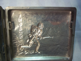 Japanese cigarette case very rare, Sigaretten koker met Japanse soldaat en aan de achterkant andere Japanse afbeeldingen zeer apart.