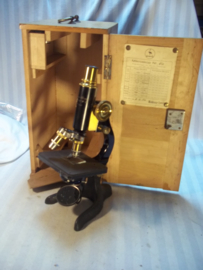 Microscope. Bronzen Microscoop in kist 1931, met enkele lensjes, met maker