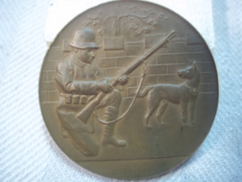 German medal 1926 from the Reichswehr. Duitse schietprijs van de Reichswehr, met opschrift en aparte voorstelling, Duitse soldaat met herdershond.