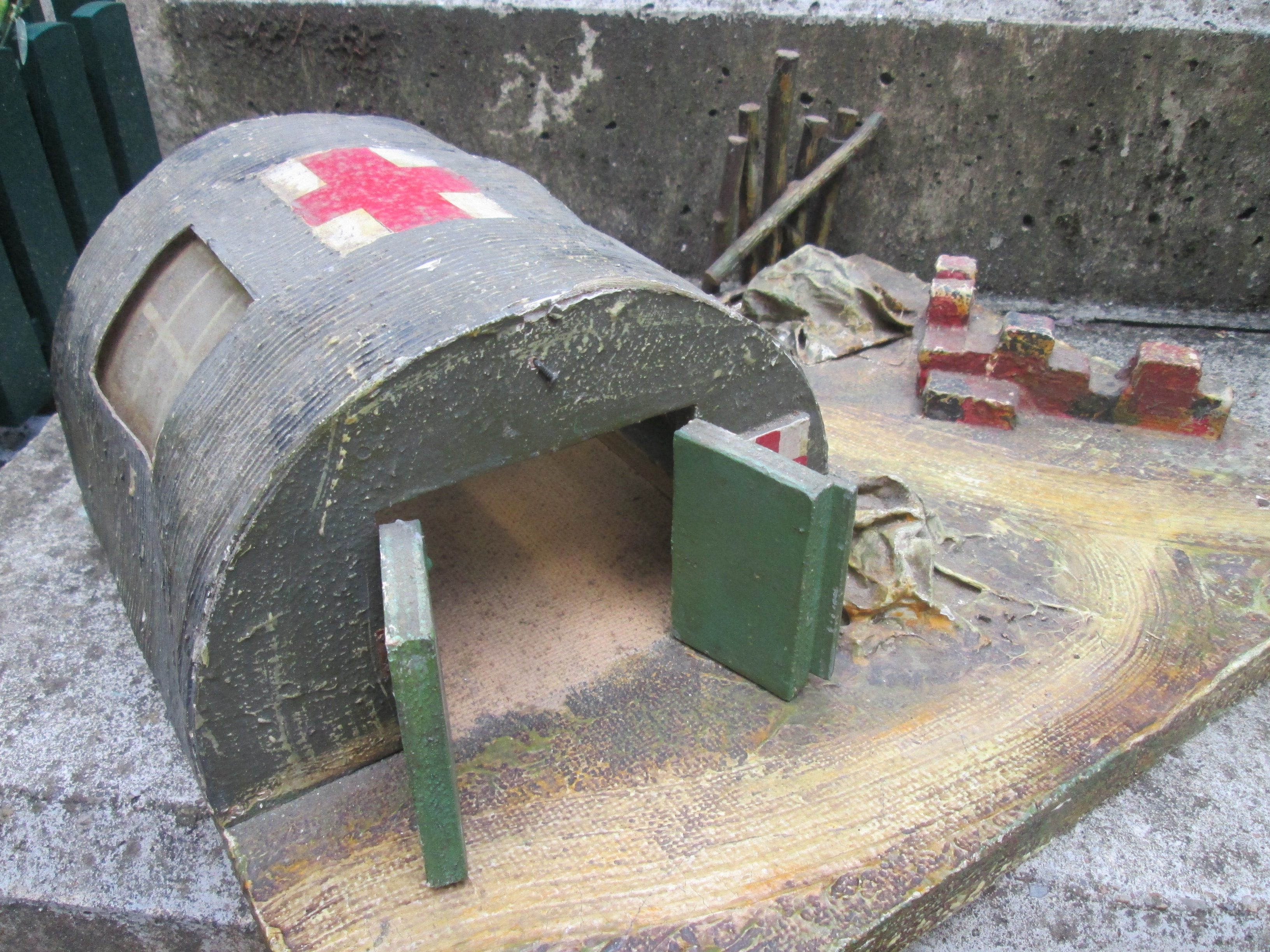 ELASTOLIN, DURSO, LINEOL Red Cross bunker shelter nice for your toy soldiers. Rode Kruis bunker, loods voor de speelgoedsoldaatjes van composiet.