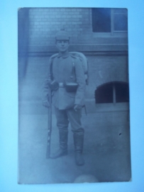 Photograph and postcard german soldier with pickelhaube Foto met Duitse soldaat en pinhelm met overtrek