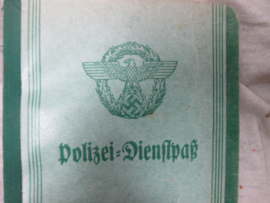 German police indentity booklet. Polizei-Dienstpass. niet ingevuld, met de stempel van Ordnungspolizei in Salzburg.
