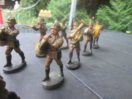 ELASTOLIN Belgium drumband 18 soldiers with officer and flag bearer. 18 koppige drumband Belgisch leger zeer bijzonder in goede staat