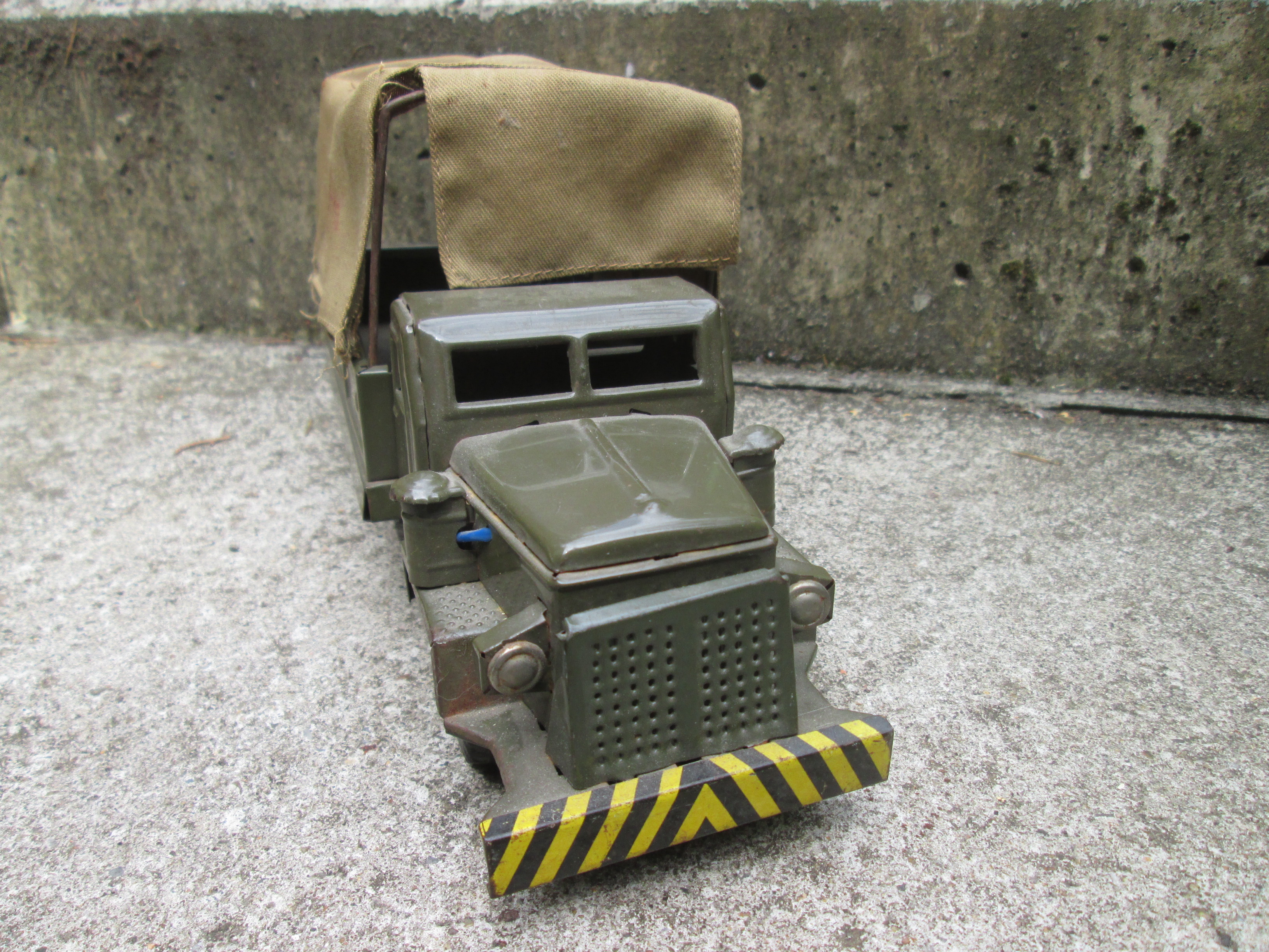 Military toy truck US Army. Blikken speelgoed vrachtwagen Amerikaans leger Made in Japan jaren 60, werkend.