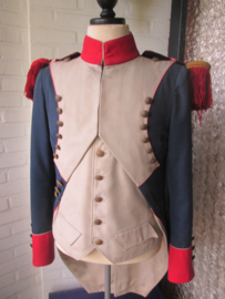 Napoleontisch uniform, zeer netjes en historisch verantwoord gemaakt, natuurgetrouw. voorzien van een aantal oude Franse genie knopen. Oude replica.