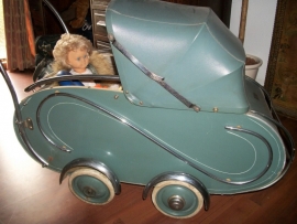 Children doll´s pram, nice condition sixties.Poppenwagen met pastelkleuren, compleet perfekte staat