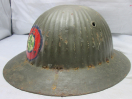 Portugese helmet 1916, very rare, brodie model also worn by British officers because of the weight. Portugese helm met binnenwerk, welke meestal weg is zeer zeer zeldzaam stuk mooi originele kleur met embleem TOP stuk.gedragen staat.