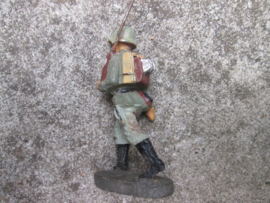 ELASTOLIN German soldier. Duitse soldaat bespeeld.