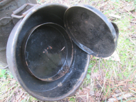 German gasmask container. Duits blik voor het gasmasker zeer nette staat.