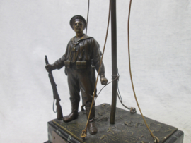 German statue of the Imperial Navy. Duits bronzen beeld van de Keizerlijke Marine, met een matroos van het Seebattalion die aan land gingen als een soort mariniers in China en Afrika. zeer bijzonder met herinneringsplaat datum 11- 11-  1915 Zeldzaam stuk