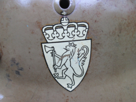 German helmet M-1935 used in the Norway army, Double decal. Duitse helm, model 35 gebruikt door het Noorse leger, dubbel decal, zeer nette staat. worden moeilijk te vinden.