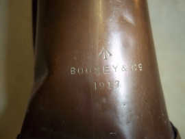 British bugle nicely marked  BOOSEY & Co 1917  with war arrow, Engels bazuin uit 1917 zeer apart en mooi loopgraaf item perfekt verzamel item uit de 1e WO. Bazuinen met een oorlogsdatum zijn niet gemakkelijk te vinden meestal zijn ze vroeger voor 1914.