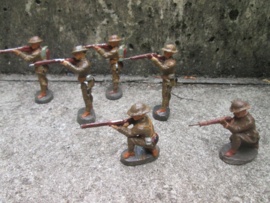 ELASTOLIN 6 British soldiers shooting. 6 Engelse soldaten schietend goede staat.
