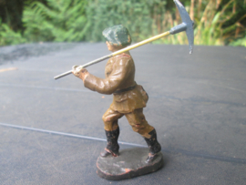 ELASTOLIN Belgium soldier chasseur Ardenne. Belgische soldaat Ardense jager met pikhouweel.