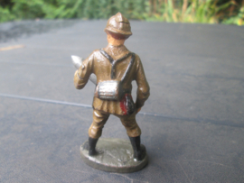 ELASTOLIN Belgium soldier with artillery shell. Belgische soldaat met artillerie kogel.