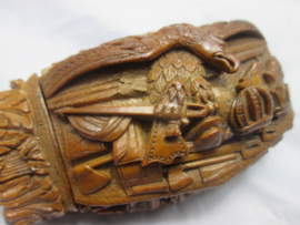Cut from a nut a military scene of 1870-1871 by a French soldier, very detailed. Uit een noot gesneden een Franse cavalerist  en de adelaar met militaire items zeer gedetailleerd, helaas incompleet 1870-1871 Frans-Duitse oorlog.