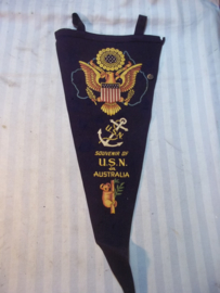 Pennant Souvenir of USN in Australia, war period. Wimpel welke gekocht kon worden als aandenken van de United State Navy in Australie uit 1945.