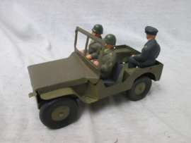 Tin toy Willy jeep,war production, with three soldiers. Blikken speelgoed jeep, oorlogs speelgoed, moeilijk te vinden