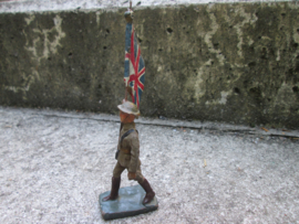 DURSO British soldier with flag, Engelse soldaat met vlag oud model, zeer nette staat. leuk item