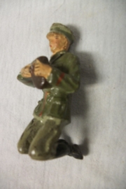 German toy soldier, eating bread. Duits speelgoed soldaat maakt zijn brood klaar apart