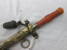 Danish naval dagger with dress knot. Deense marine ponjaard, sierdolk, met troddel. zeer nette staat. voorzien van de drie leeuwen, symbool voor denemarken.