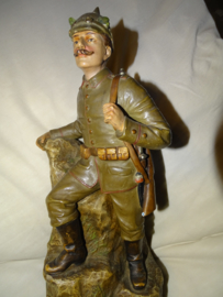 Statue Austrian soldier, Beeld Oostenrijkse soldaat biscuit perfekte staat gesigneerd, ZELDZAAM, mooi gesigneerd,er zijn ook andere afbeeldingen bekend, maar de soldaat met pickelhaube is toch wel zeer aantrekkelijk.