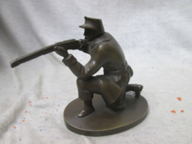 Little bronse statue of a Belgium soldier. Klein bronzen beeldje van ee nbelgische soldaat met kepie, shako. begin WO1 1914-1915 gesigneerd met een omcirkelde W.