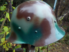 Bulgarian helmet pattern 1936 with post war camouflage. Bulgaarse helm model 1936 met naoorlogse camouflage, officieel zo gedaan.